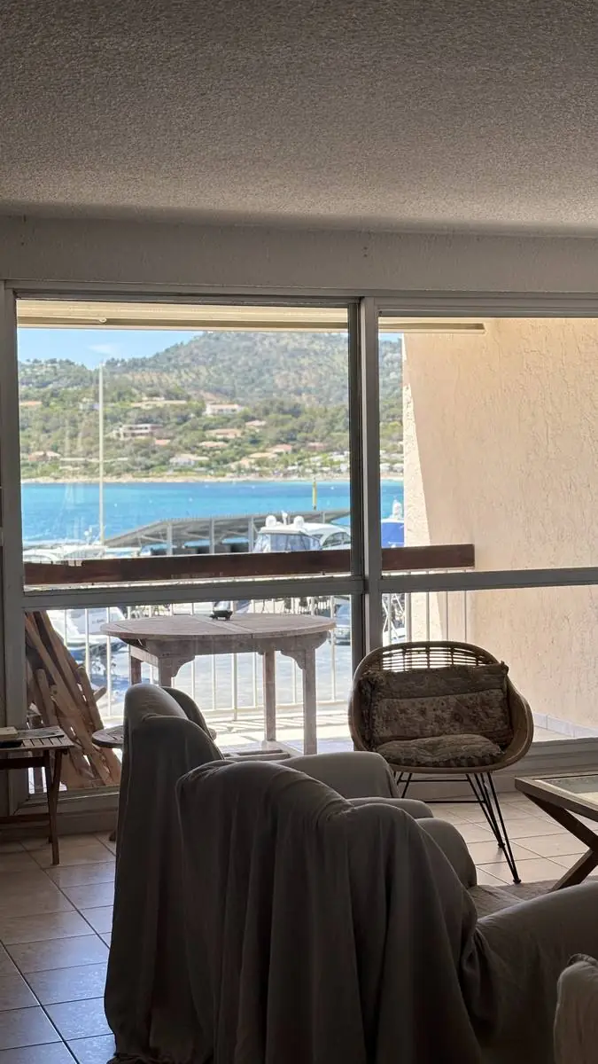 Baie vitrée d'appartement avec vue sur le port de Saint-Tropez, nettoyée par PluPropre