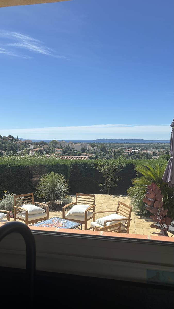 Baie vitrée de villa à Cavalière donnant sur une terrasse avec vue mer, nettoyée par PluPropre