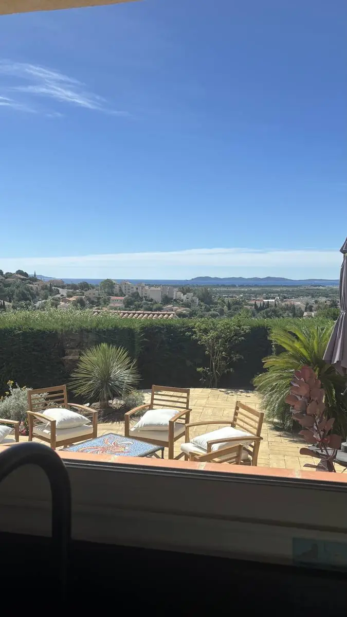 Baie vitrée d'une villa avec vue mer, nettoyée par PluPropre
