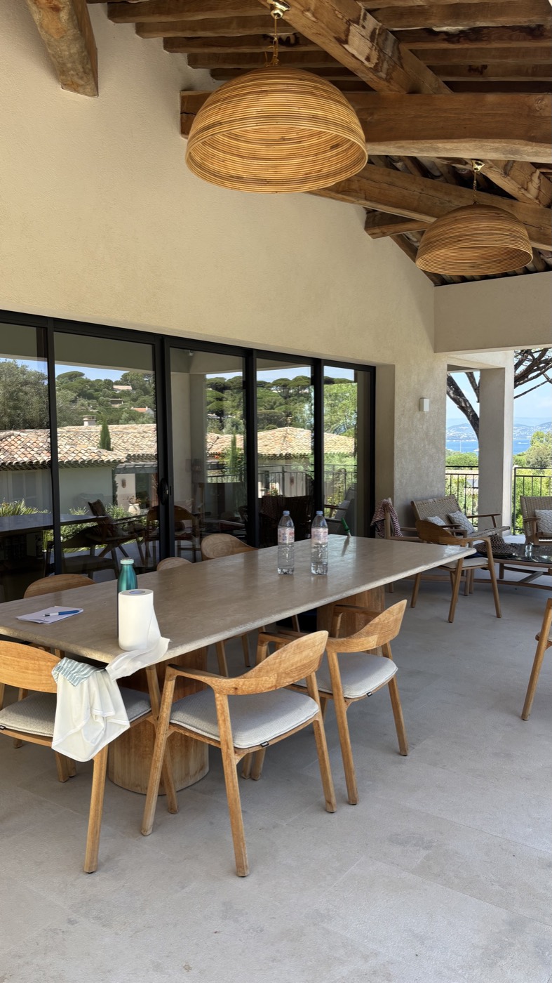Salle à manger avec baies vitrées