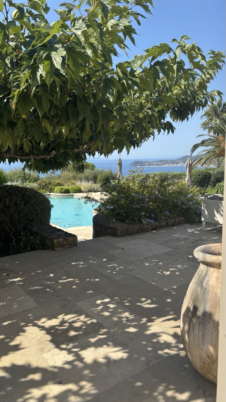 Piscine avec vue sur la mer