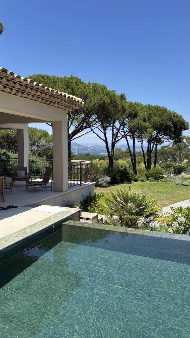 Terrasse avec vue sur les pins parasols