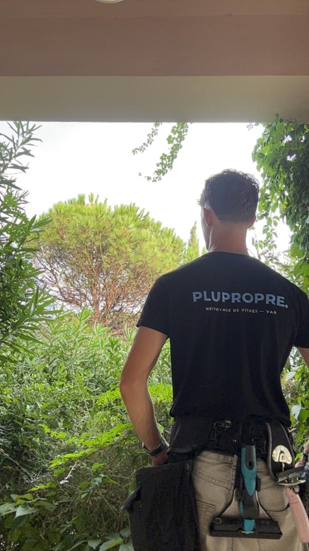 Mathieu, fondateur de PluPropre, en intervention de nettoyage de vitres dans le Var