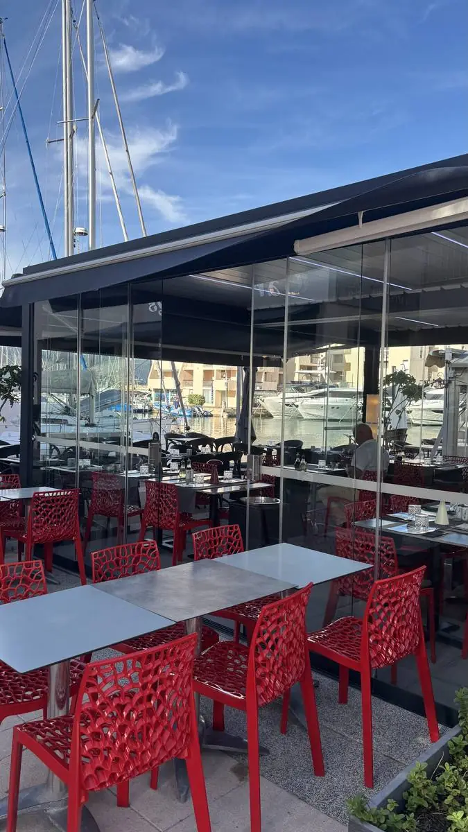 Terrasse de restaurant vitrée donnant sur le port à Sainte-Maxime, vitres nettoyées par PluPropre
