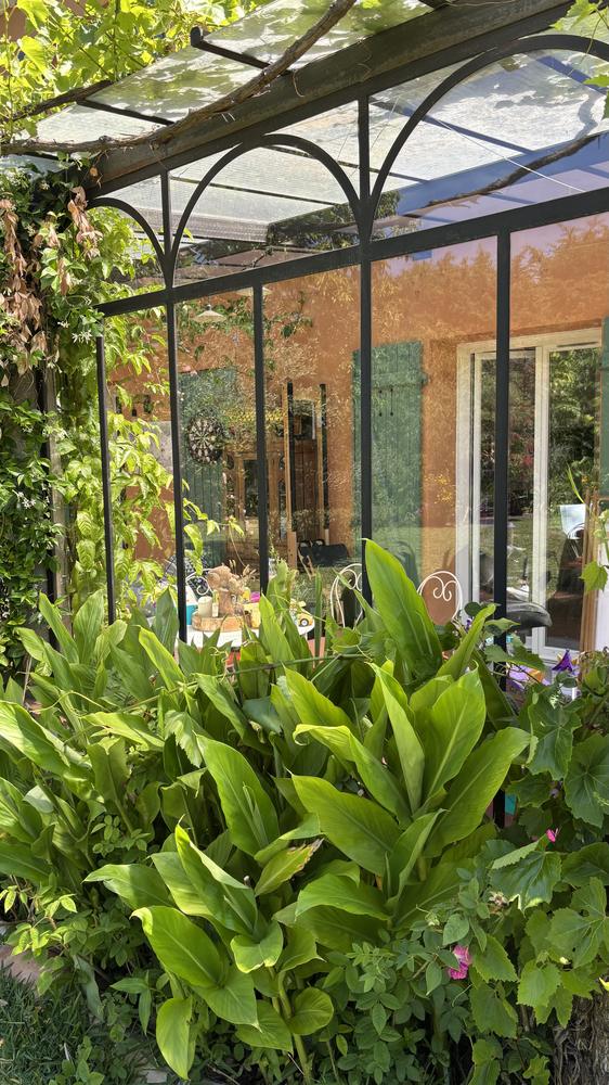 Véranda de maison à Bormes-les-Mimosas après nettoyage, vitres parfaitement transparentes