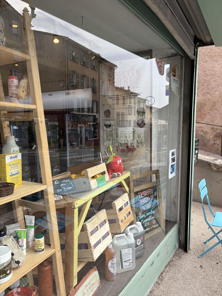 Vitrine de commerce à Cavalaire-sur-Mer après nettoyage par PluPropre