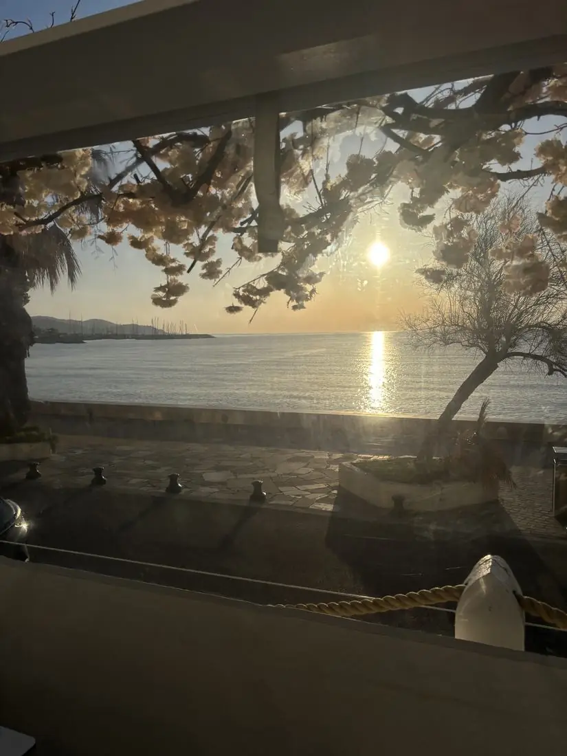 Vitrine de restaurant en bord de port à Grimaud après nettoyage, vue dégagée au coucher du soleil