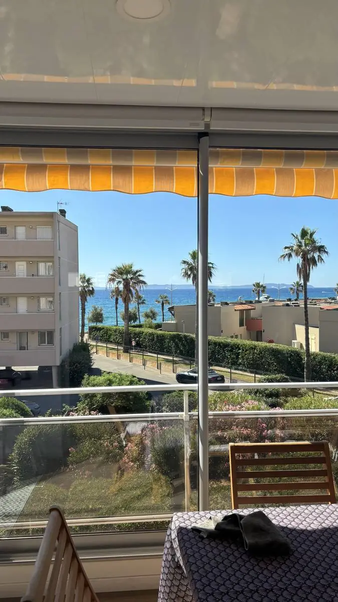 Vue mer depuis une villa du Gaou Bénat après nettoyage des baies vitrées